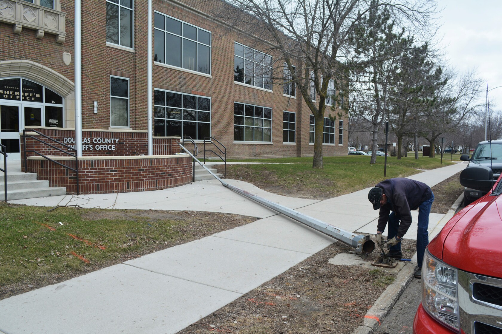 Light Pole Crashes Down In Front Of Sheriff s Office Alexandria Echo 